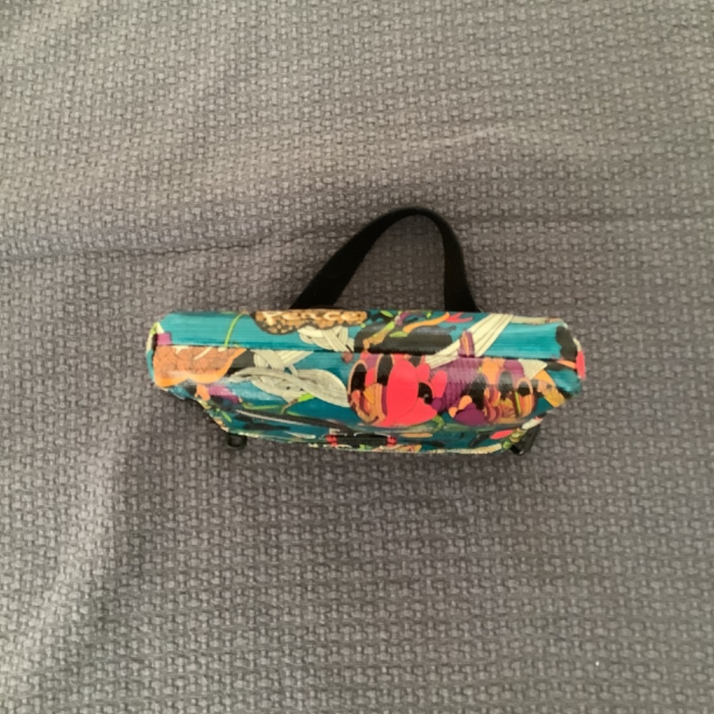 SAKROOTS Crossbody Purse - Picture 4 of 7